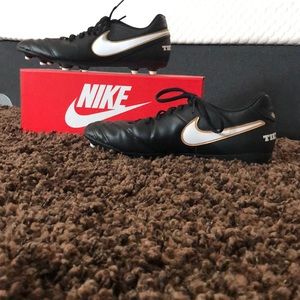 Nike Tiempo soccer cleats. Look brand new.
